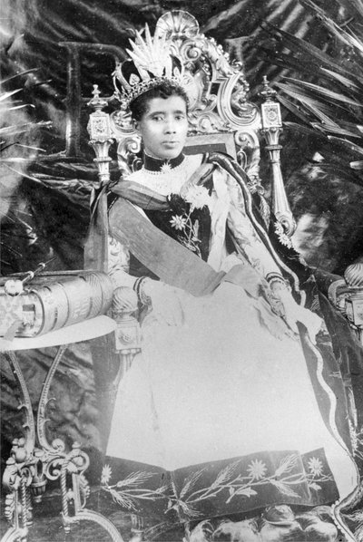 Reina Ravanalona III, circa 1890 de French Photographer